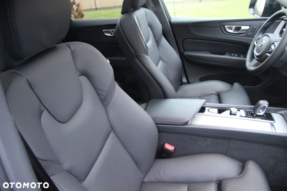 Volvo XC 60 B4 D Plus Dark - 34