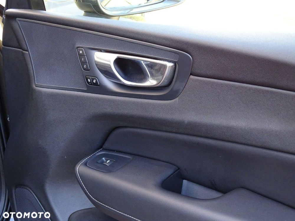 Volvo XC 60 D4 AWD Momentum - 38