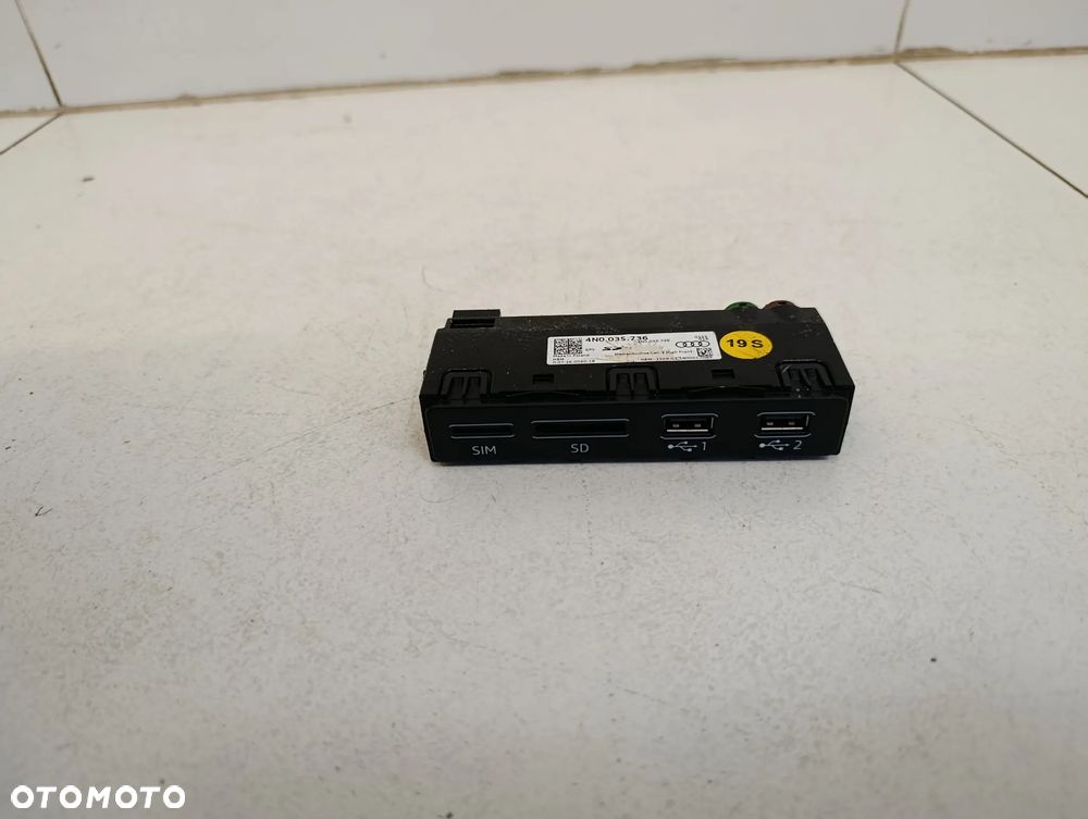 Port gniazdo USB karty sd sim Audi Q8 e-tron etron - 1