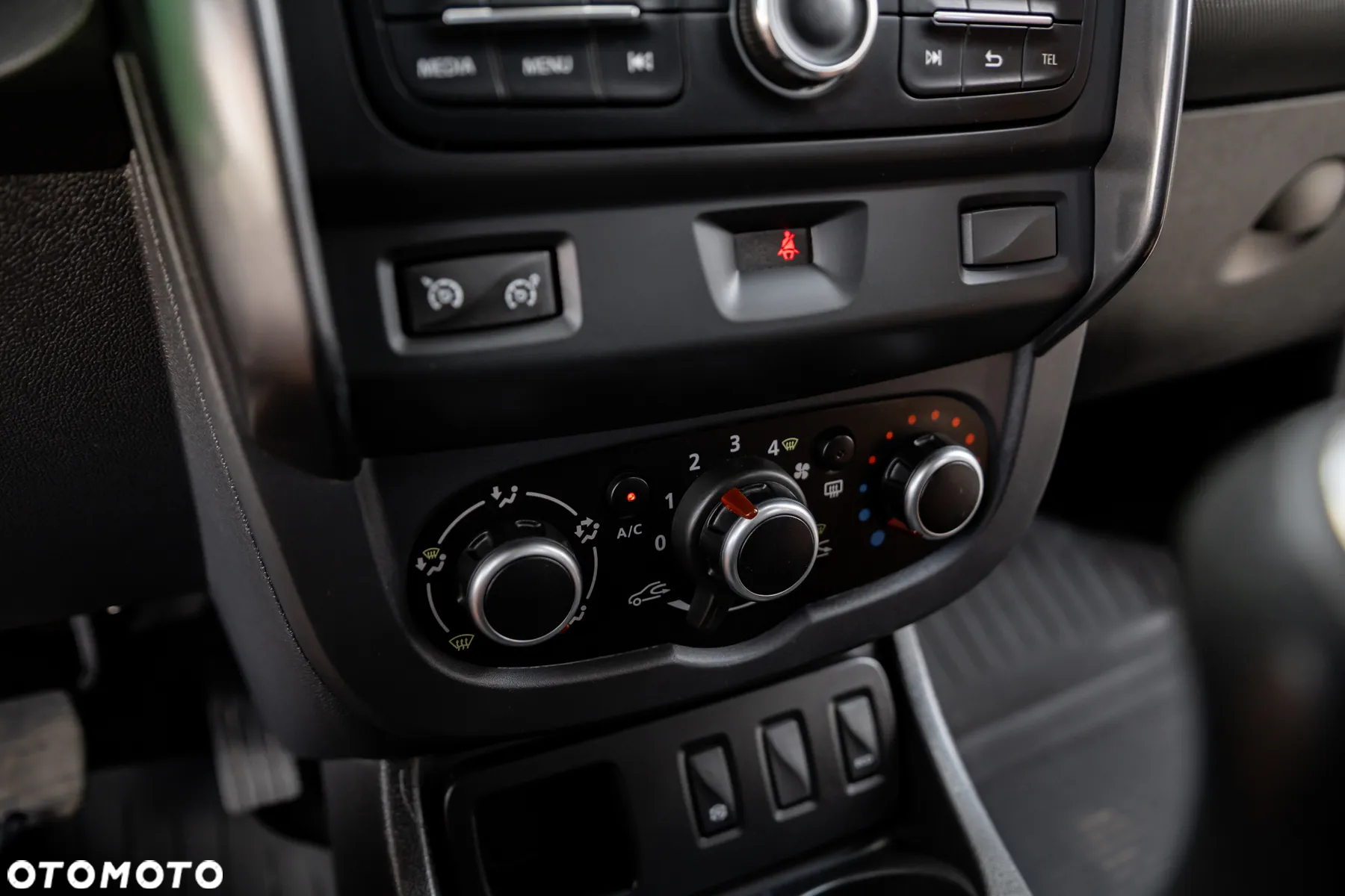 Dacia Duster 1.6 SCe Laureate S&S - 33