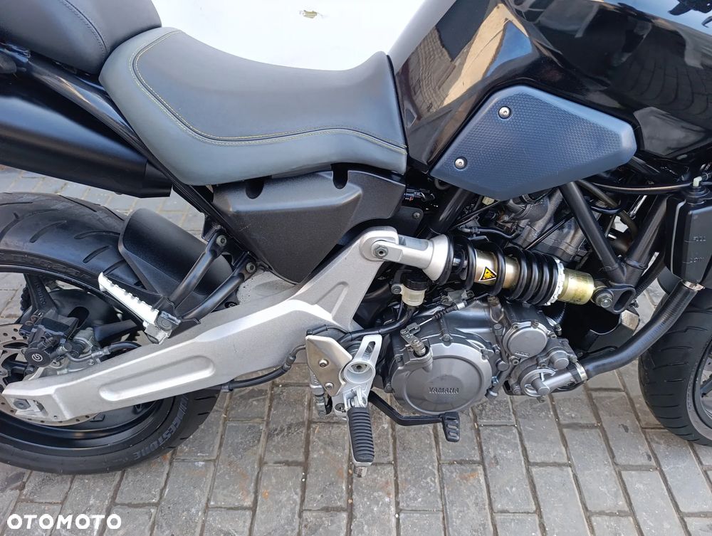 Yamaha MT - 24