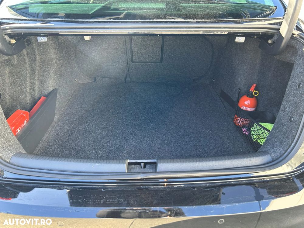 Volkswagen Jetta 2.0 TDI Highline - 10