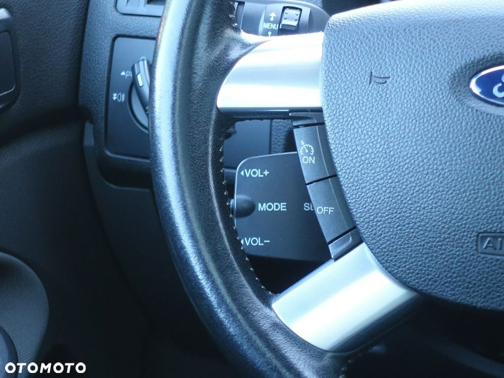 Ford Kuga 2.5 4x4 Titanium - 24