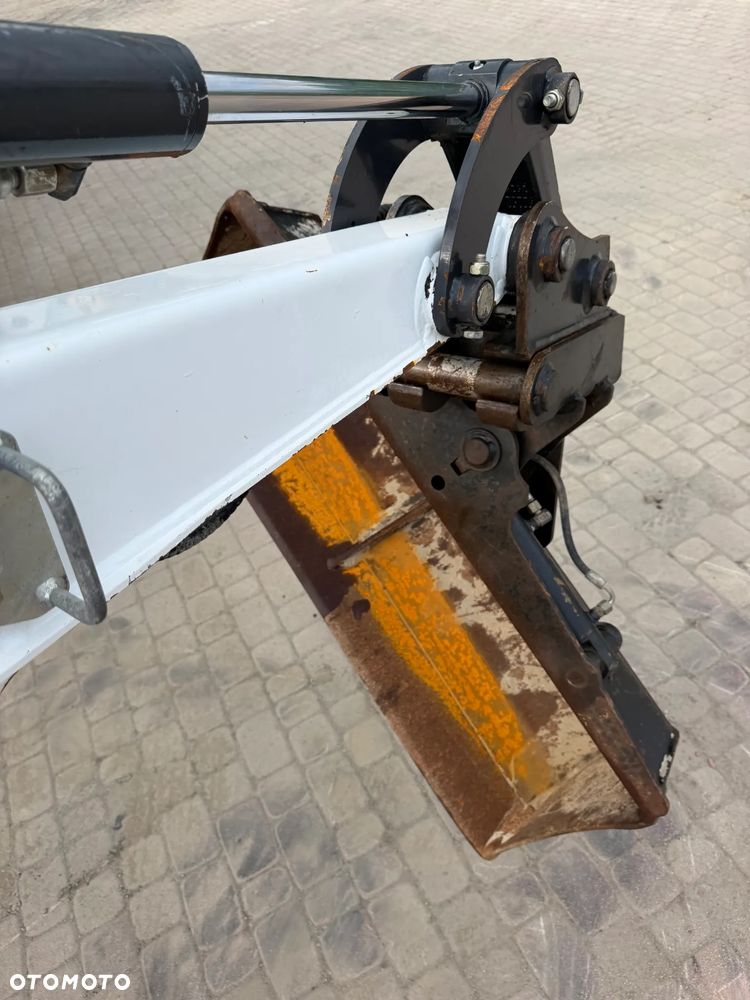 Bobcat E27z. Koparka Gąsienicowa 2,7 tony. 2024 rok. 870 mtg. Maszyna nie różni się od nowej z salonu!! Skarpówka Hydrauliczna! Pochodzi ze szkółki roślinnej z Norwegii. Zero luzów. pracowała przy krzewach!! Aktualna DEKRA dokumentacja. Silnik Yanmar! Linie Hydr. Dodatkowe. Szybkozłącze Hydr. Szybka wolna jazda. Wersja Norweska. Długie ramię. OKAZJA. Zero wycieków. Sztywna maszyna! - 27