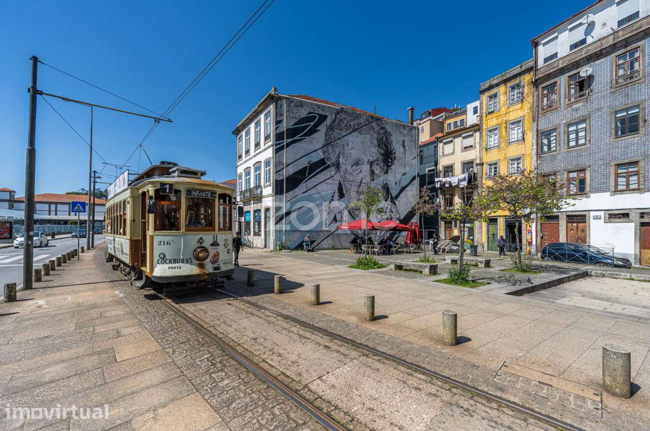 T2 remodelado, primeira linha, vista rio, junto à Alfândega do Porto - Grande imagem: 2/20