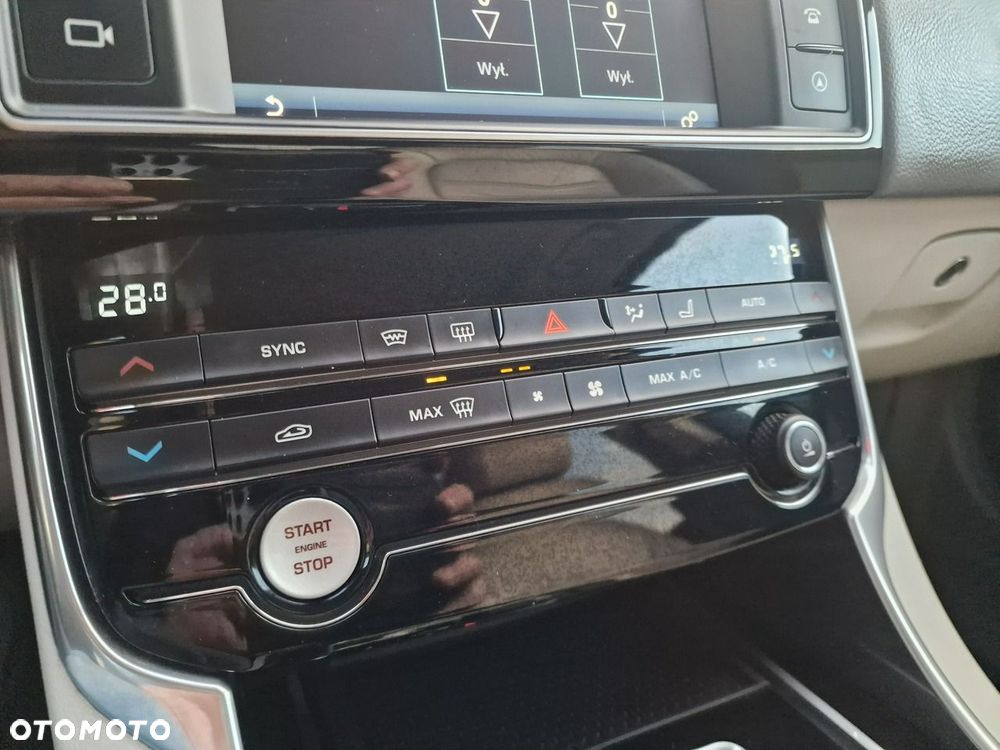 Jaguar XE 20d Prestige - 28