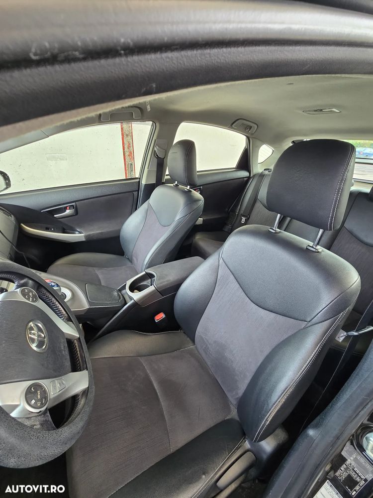 Toyota Prius (Hybrid) - 12