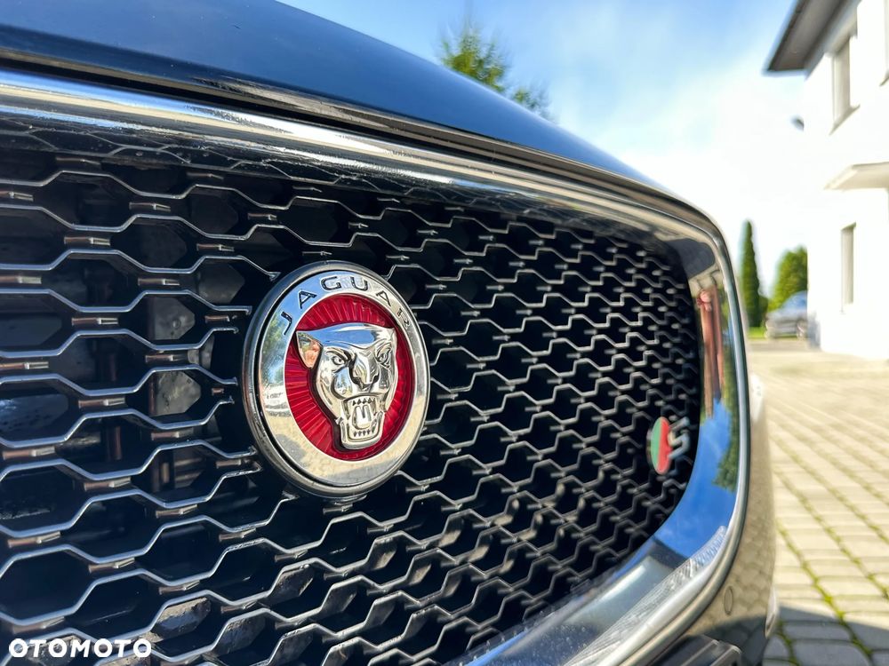 Jaguar XE 2.0 D R-Sport - 17