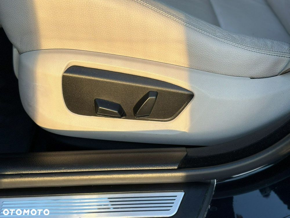 BMW Seria 5 528i xDrive - 13