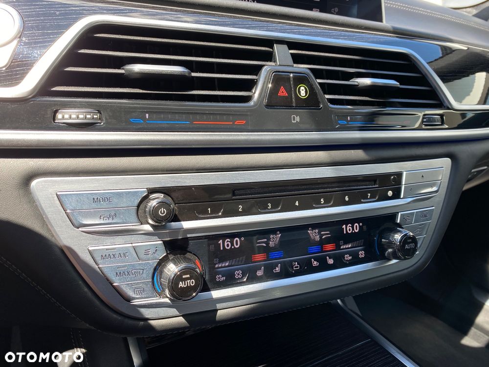 BMW Seria 7 745e sport - 39