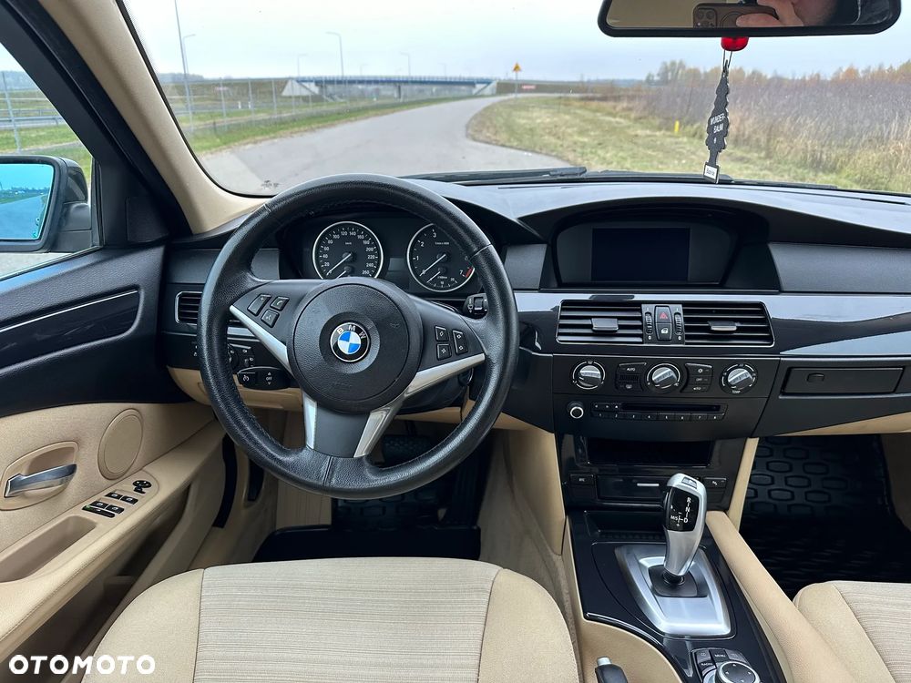 BMW Seria 5 523i Touring - 17