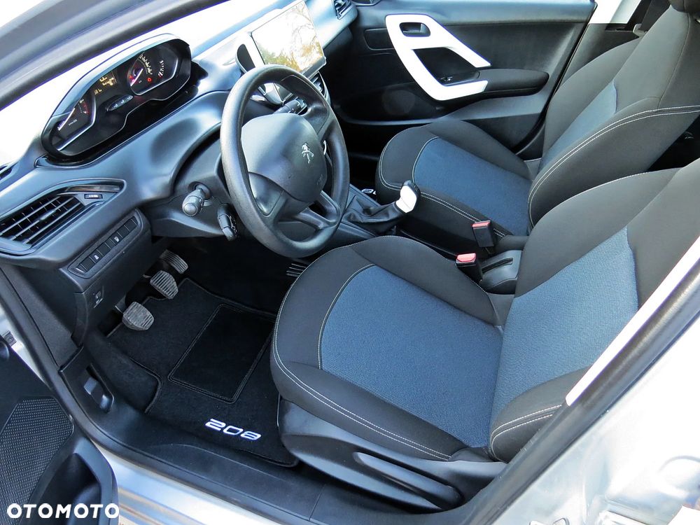 Peugeot 208 - 8