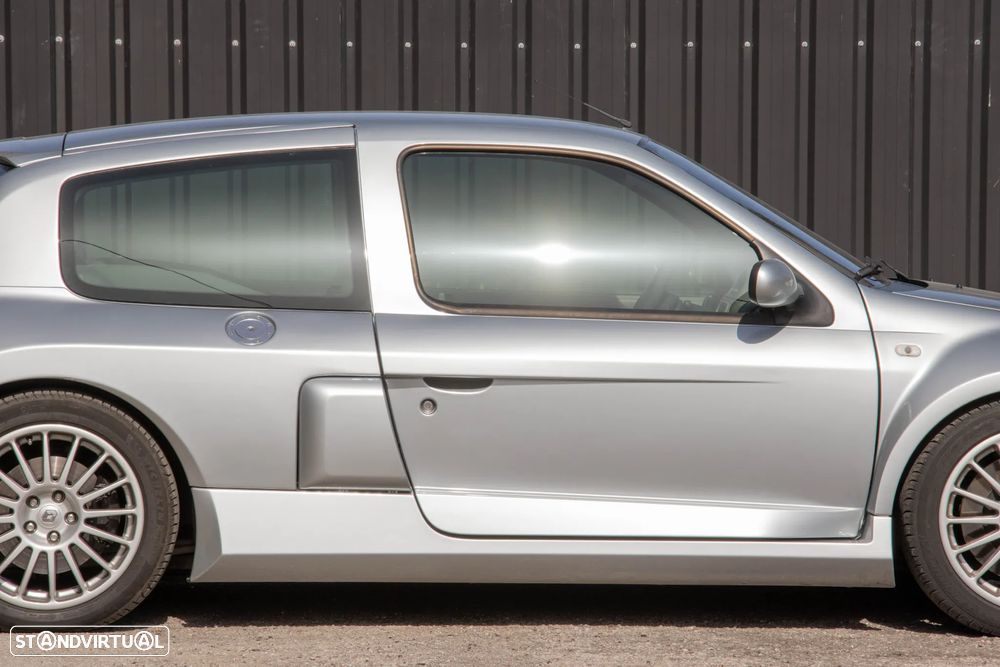 Renault Clio 3.0 V6 Sport - 21