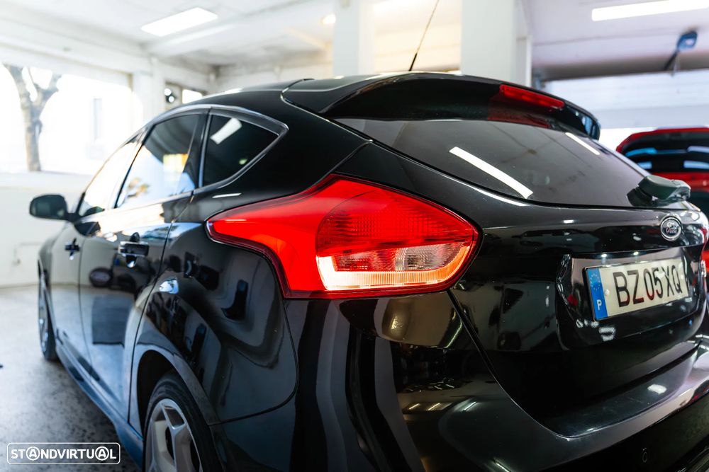 Ford Focus 2.0 EcoBoost ST c/ Pack Pele Desportiva - 17