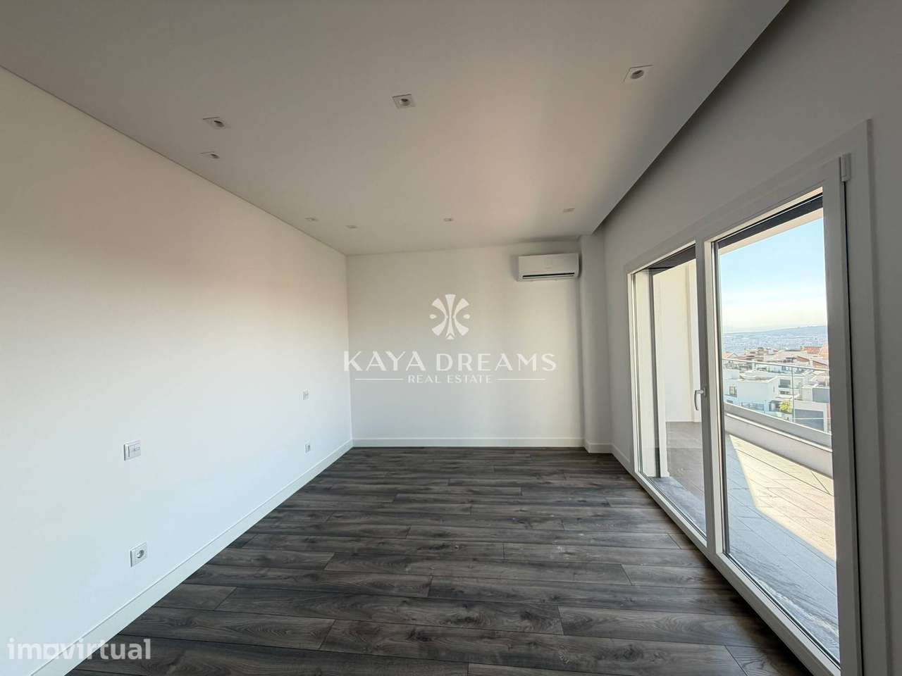 MORADIA T5 NOVA, COM PISCINA, EM FAMÕES – ODIVELAS - Grande imagem: 4/19
