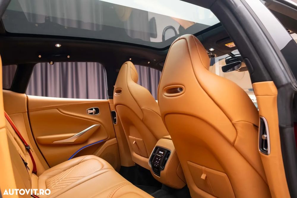 Aston Martin DBX - 7