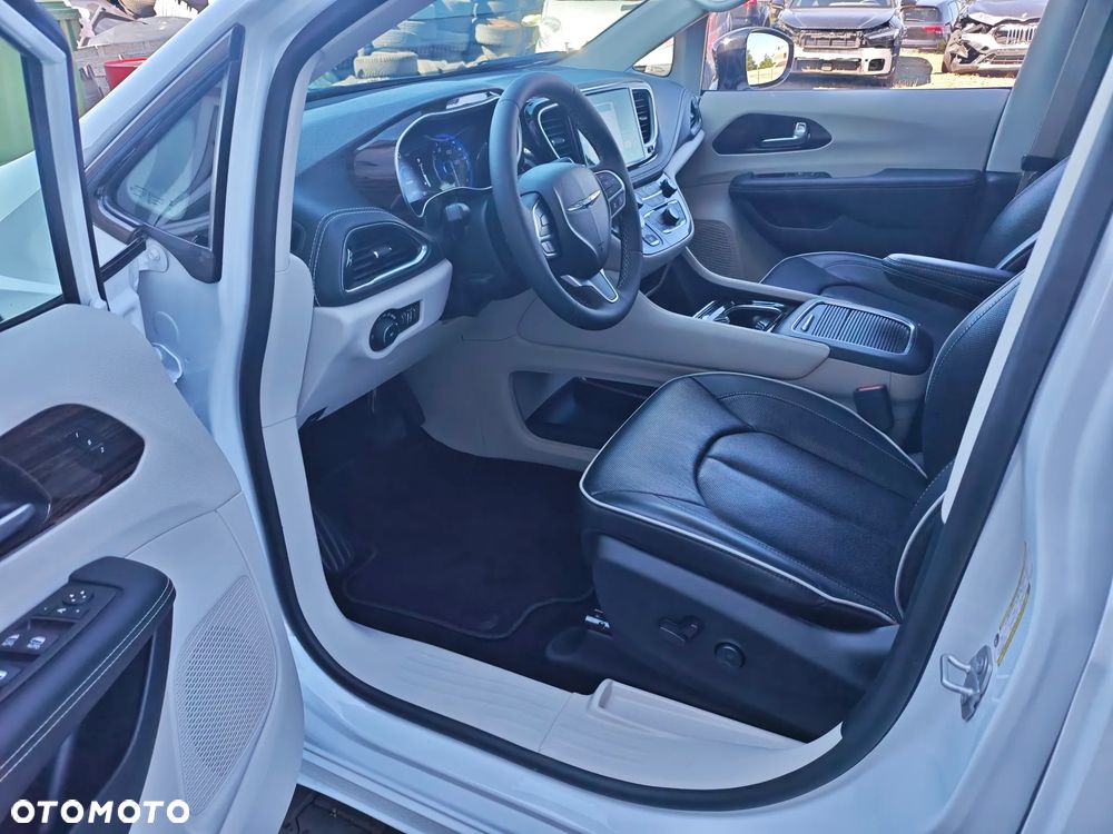 Chrysler Pacifica - 10