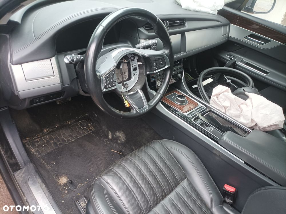 Jaguar XF - 4