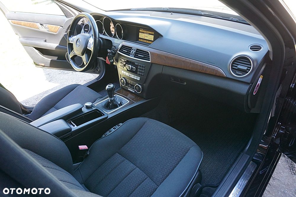 Mercedes-Benz Klasa C 180 BlueEFFICIENCY Elegance - 19