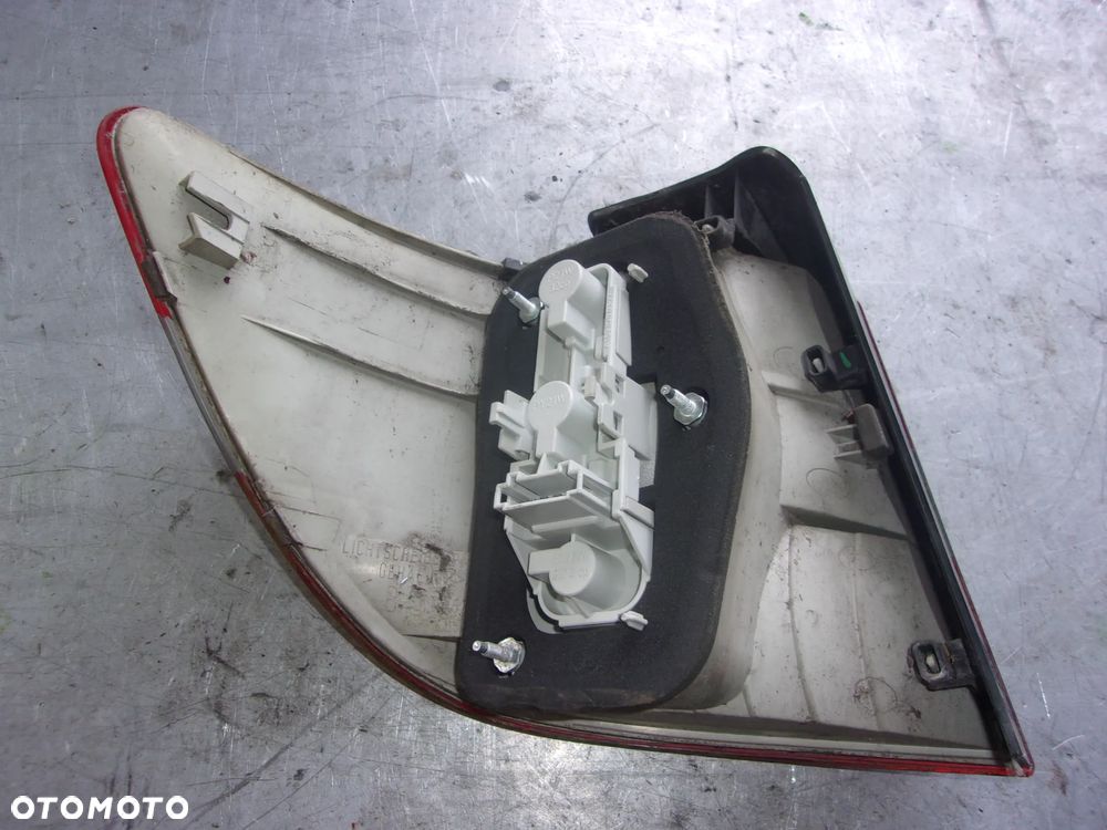 LAMPA TYŁ PRAWA MERCEDES w245 B-KLASA - 2