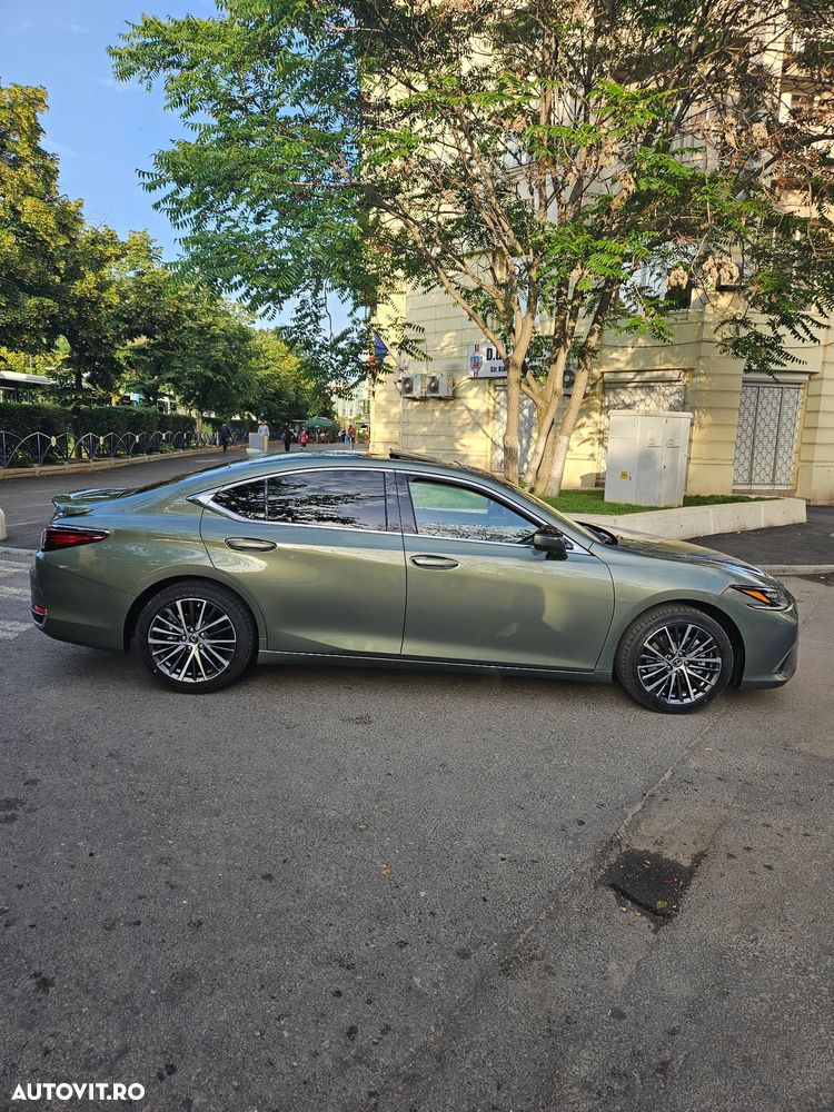 Lexus Seria ES 300h 2.5 TNGA HV 25H- 4X2 CVT Executive - 2