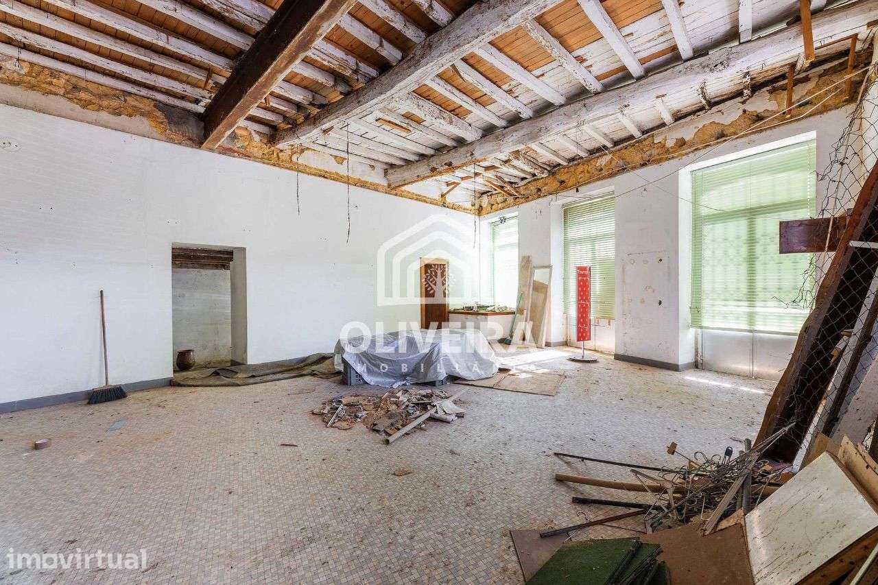 Prédio Centenário com projeto aprovado no centro de Barcelos - Grande imagem: 2/46