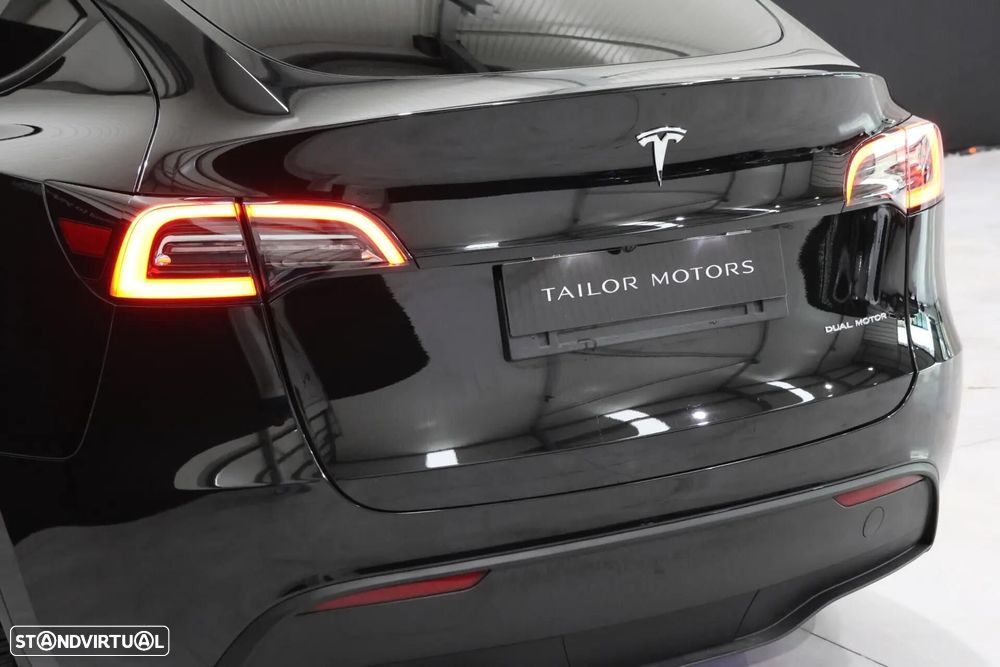 Tesla Model Y Long Range Dual Motor AWD - 12
