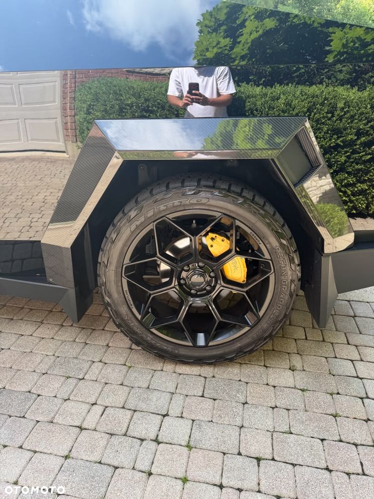 Tesla Cybertruck - 17