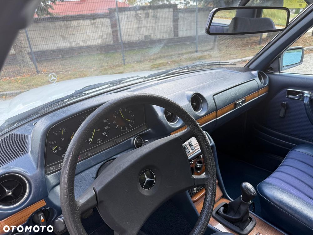 Mercedes-Benz W123 - 30