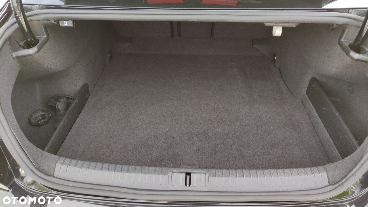 Volkswagen Passat - 12