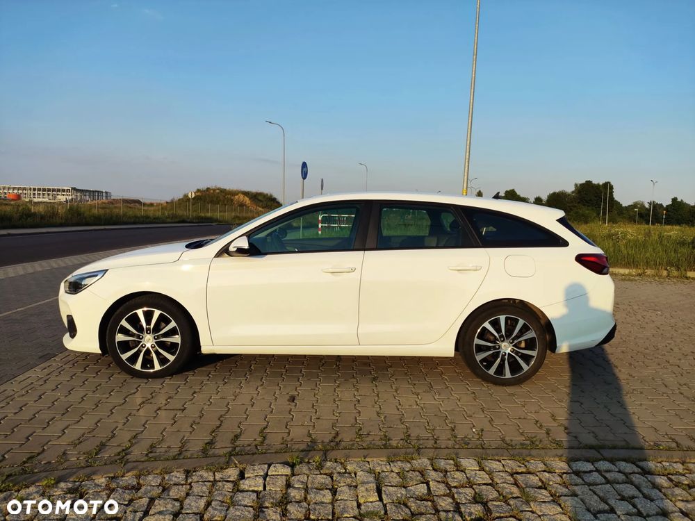 Hyundai i30 1.6 D Classic + DCT - 4