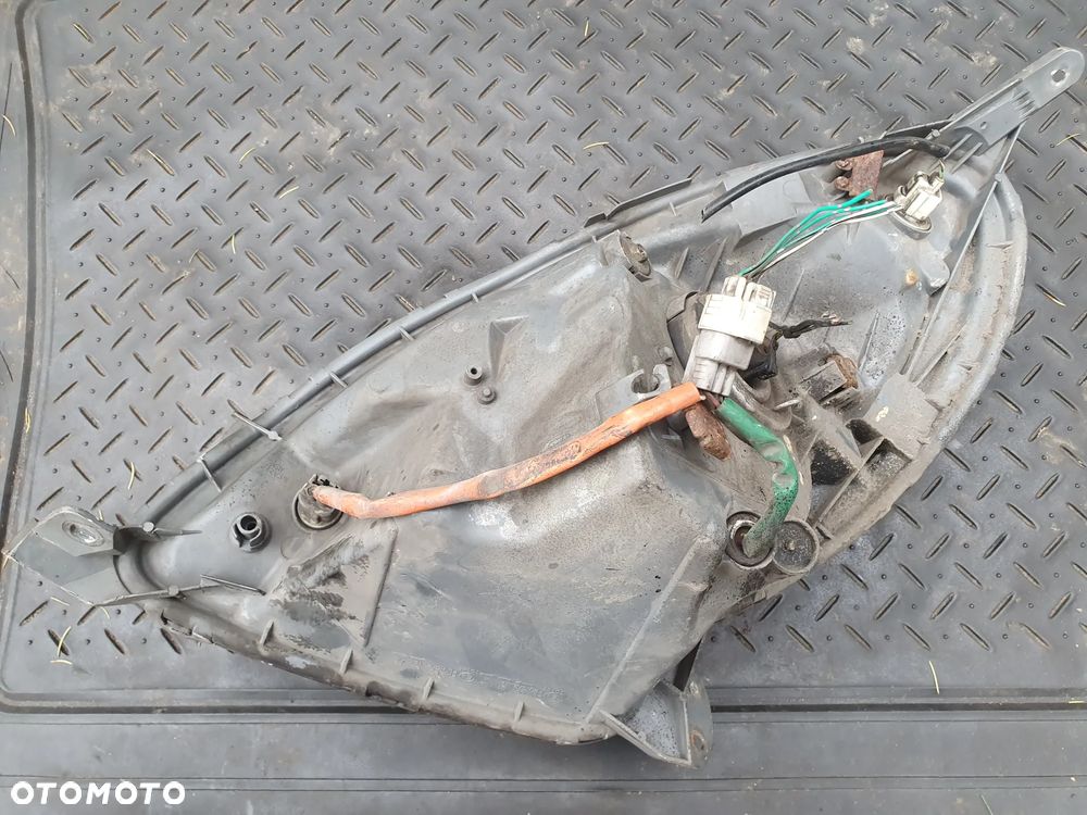 REFLEKTOR PRAWY PRZÓD LAMPA PRAWA PRZEDNIA TOYOTA YARIS VERSO 1 I LIFT - 2