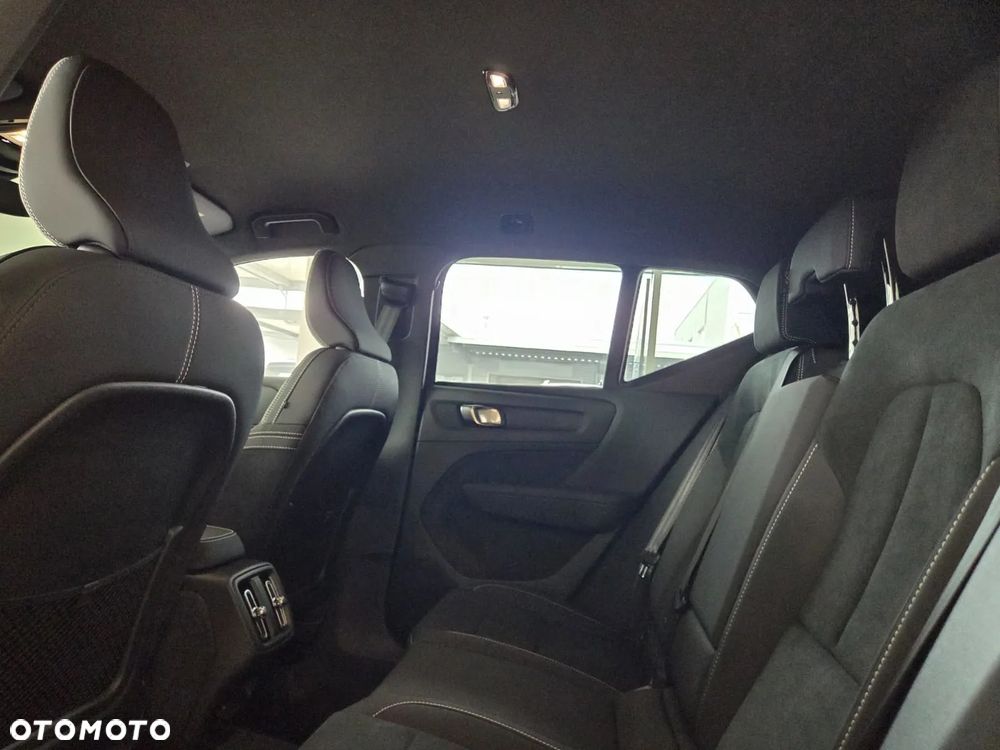 Volvo XC 40 B4 AWD Plus Dark - 24