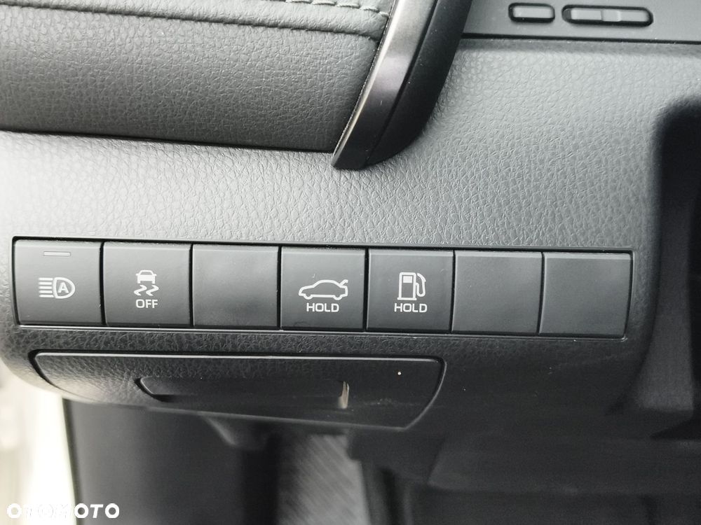 Toyota Camry 2.5 Hybrid Comfort CVT - 22