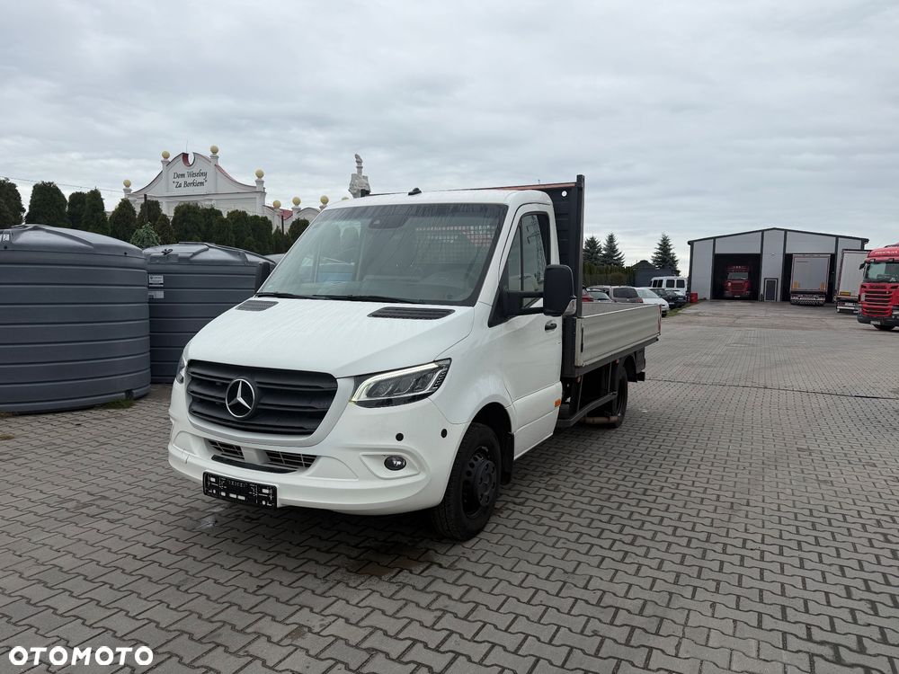 Mercedes-Benz 519 - 1