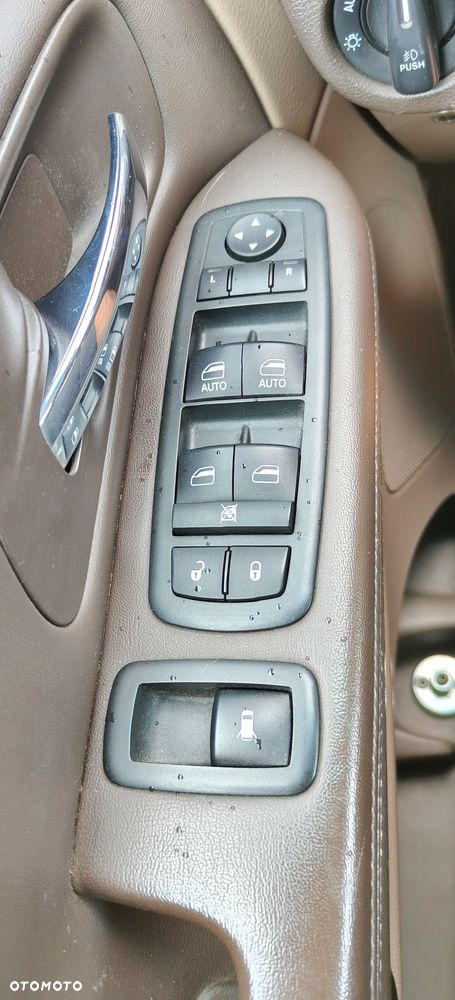 Chrysler Town & Country - 22