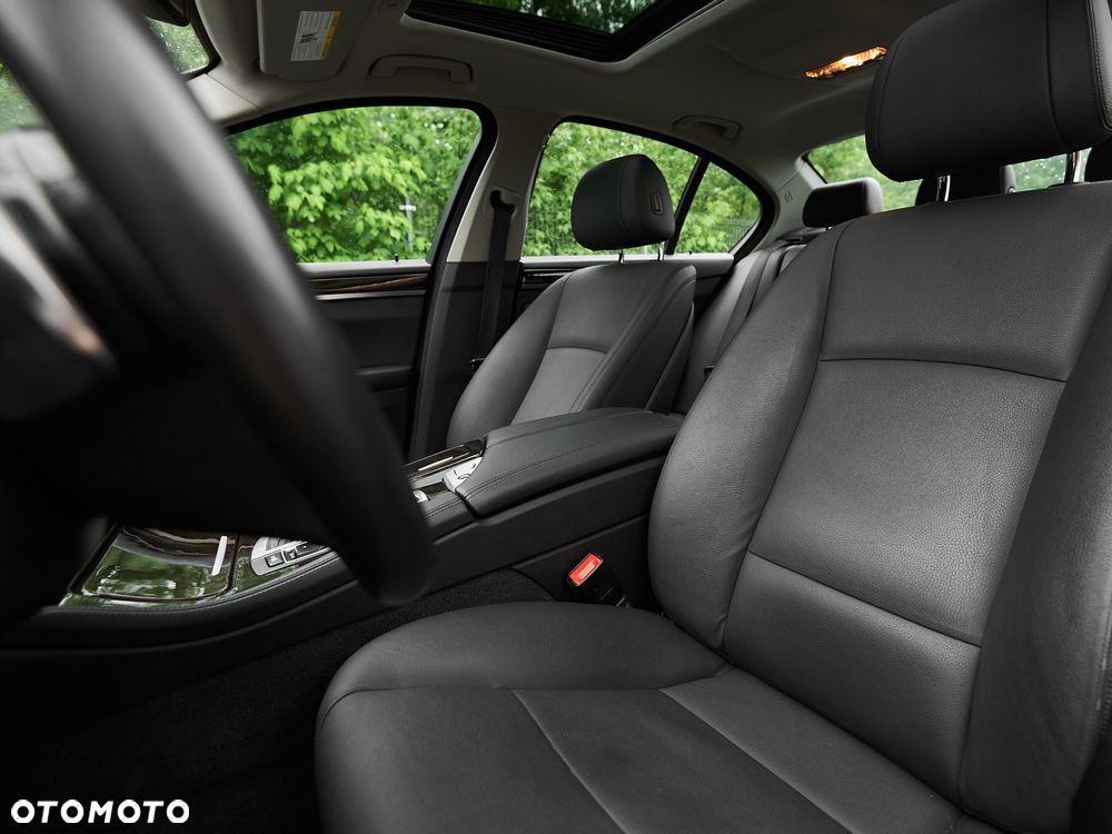 BMW Seria 5 528i xDrive - 18