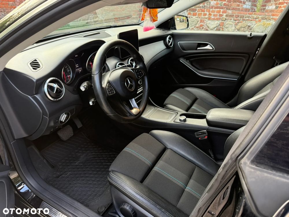 Mercedes-Benz CLA 180 7G-DCT - 10