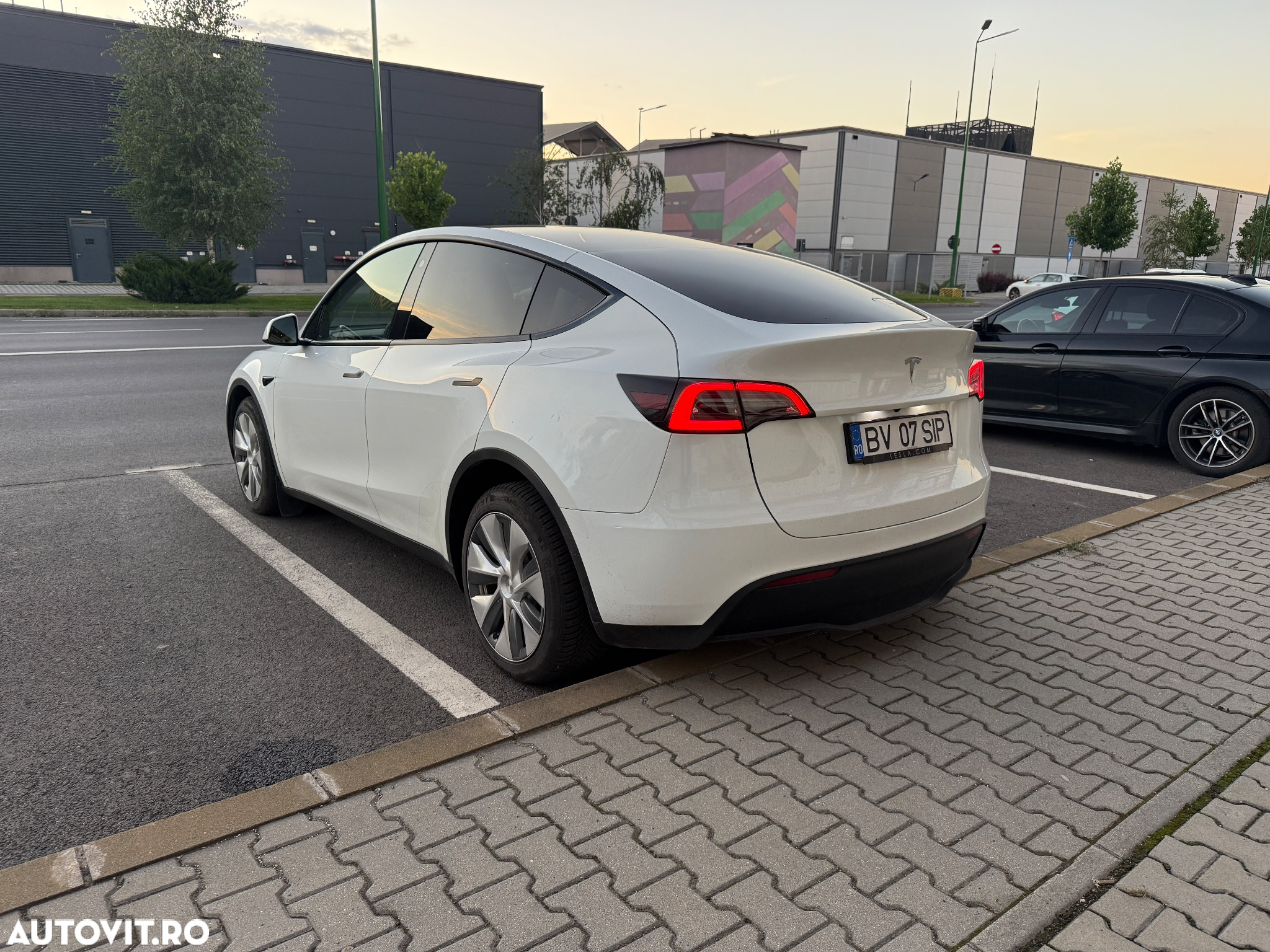 Tesla Model Y Long Range Dual Motor AWD - 5