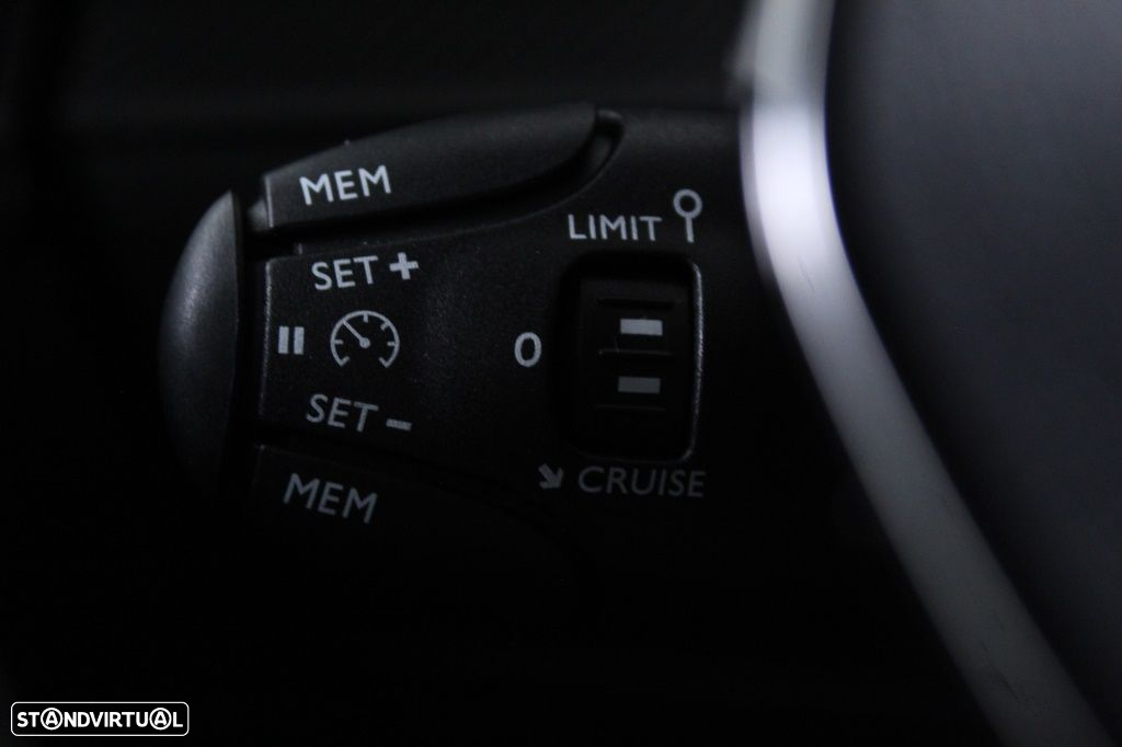 Peugeot 208 1.2 Hybrid Allure e-DCS6 - 26