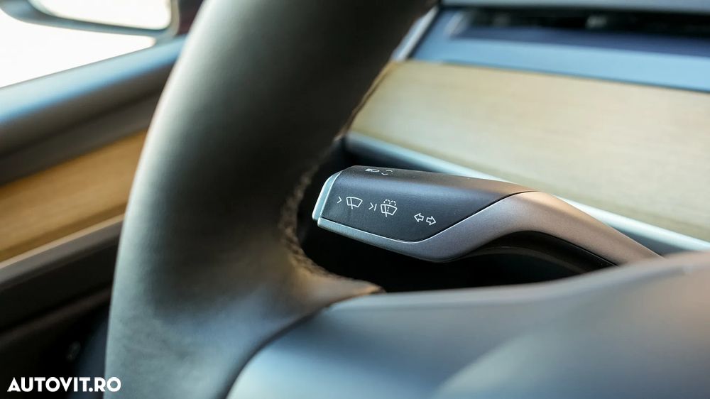 Tesla Model Y - 28