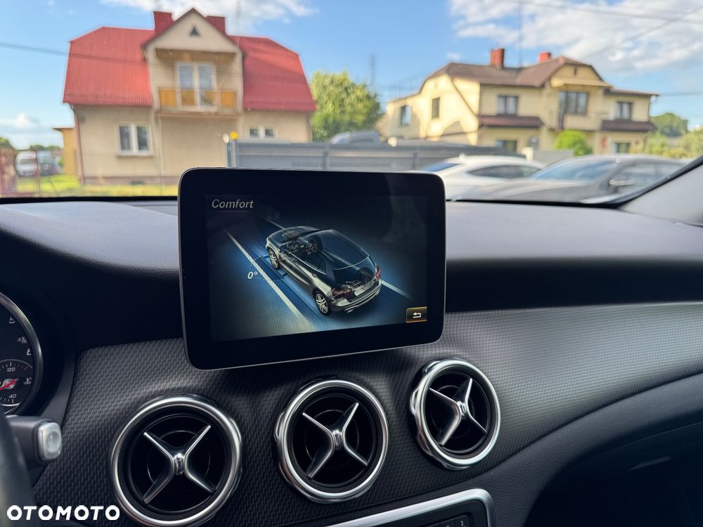 Mercedes-Benz GLA 200 d 4Matic 7G-DCT - 34