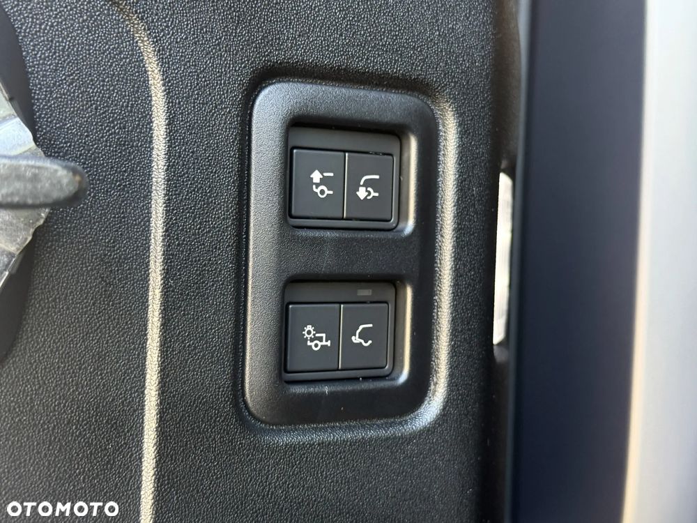 Land Rover Defender 3.0 D250 mHEV X-Dynamic HSE - 13