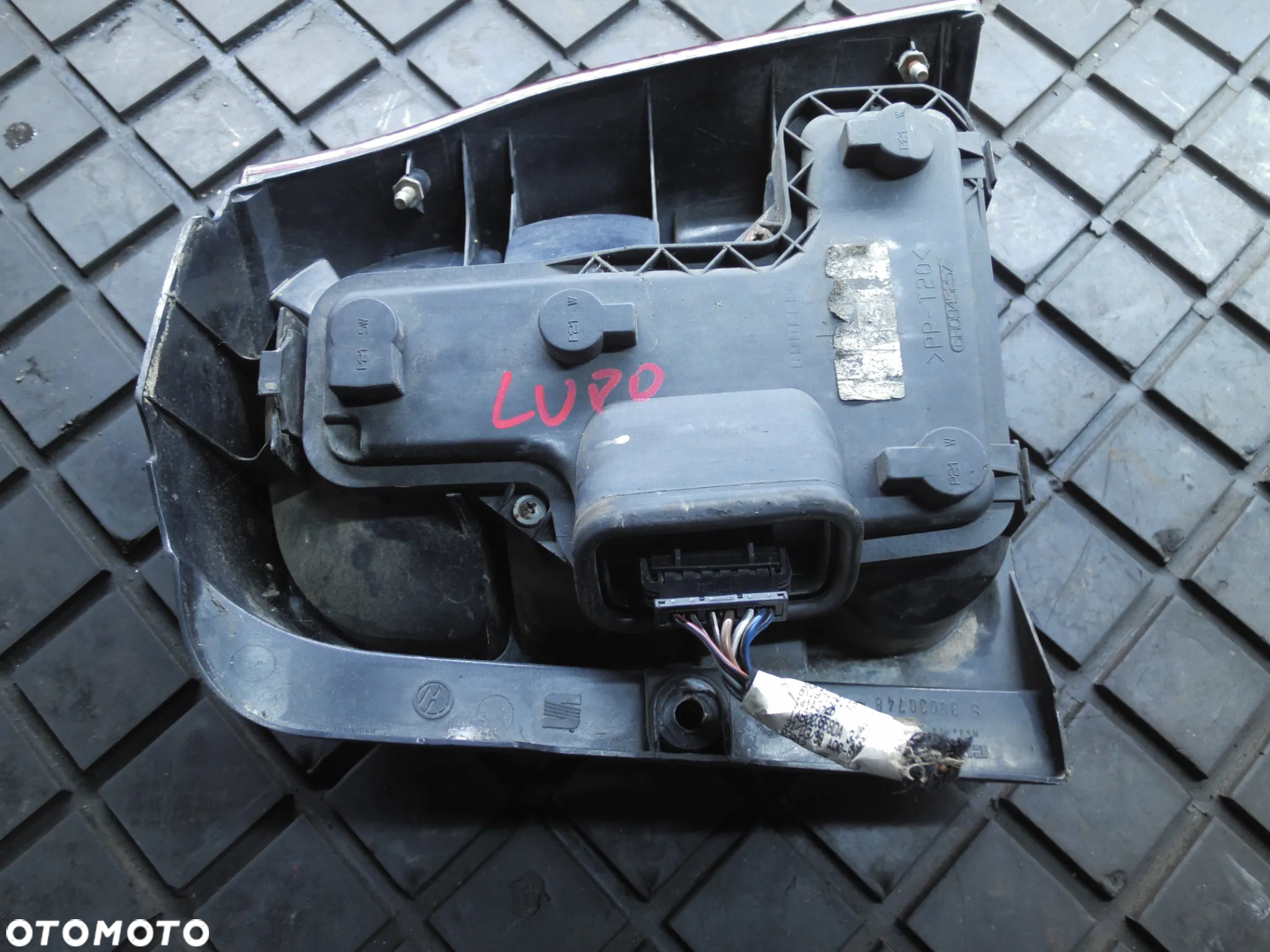 LUPO AROSA LAMPA PRAWA TYLNA 38030748 VOLKSWAGEN SEAT POSIADAM 3SZT - 5