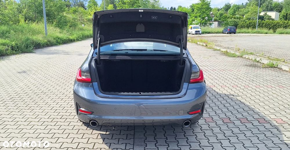 BMW Seria 3 330i xDrive Sport - 9