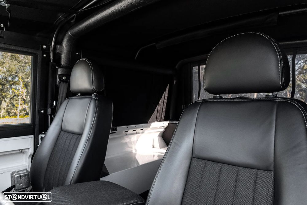 Land Rover Defender 90 S - 16