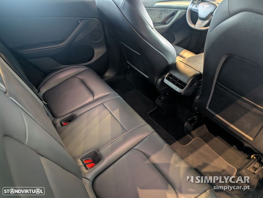 Tesla Model Y - 8