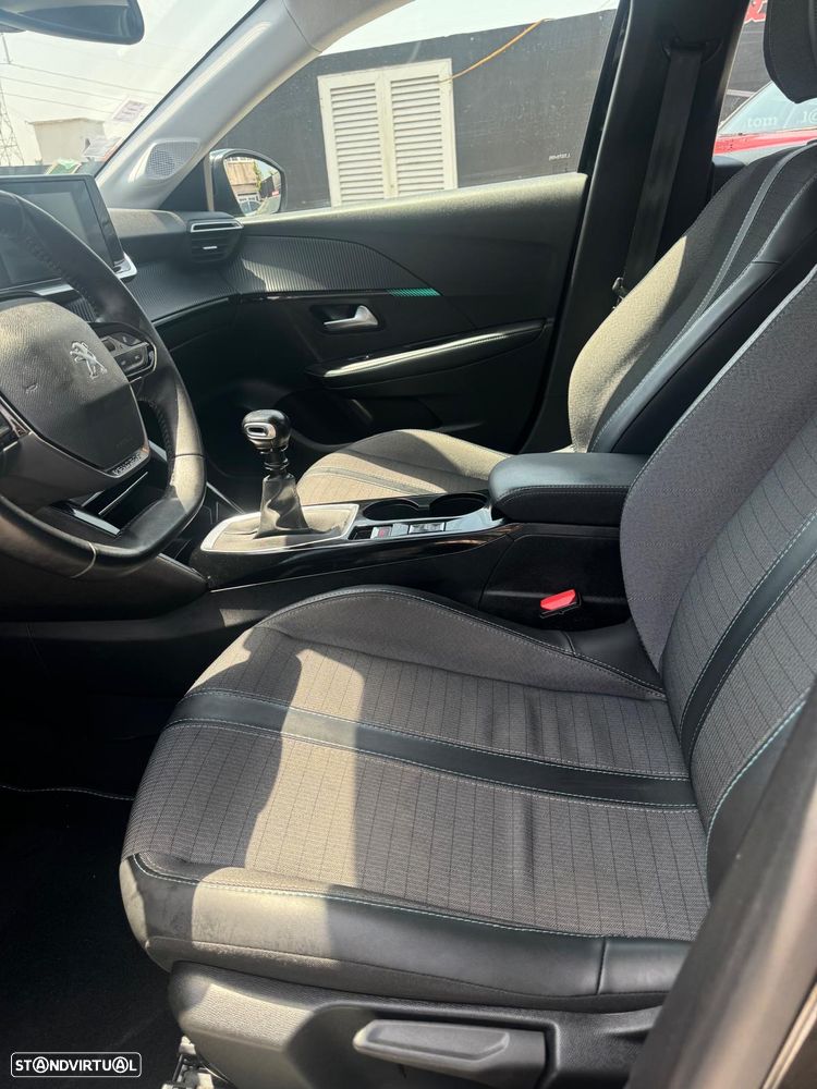 Peugeot 208 PureTech 100 Allure — fotografia 11