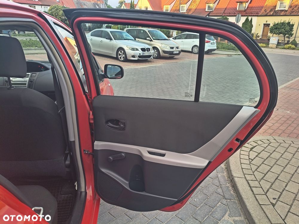 Toyota Yaris 1.0 VVT-i Team - 17