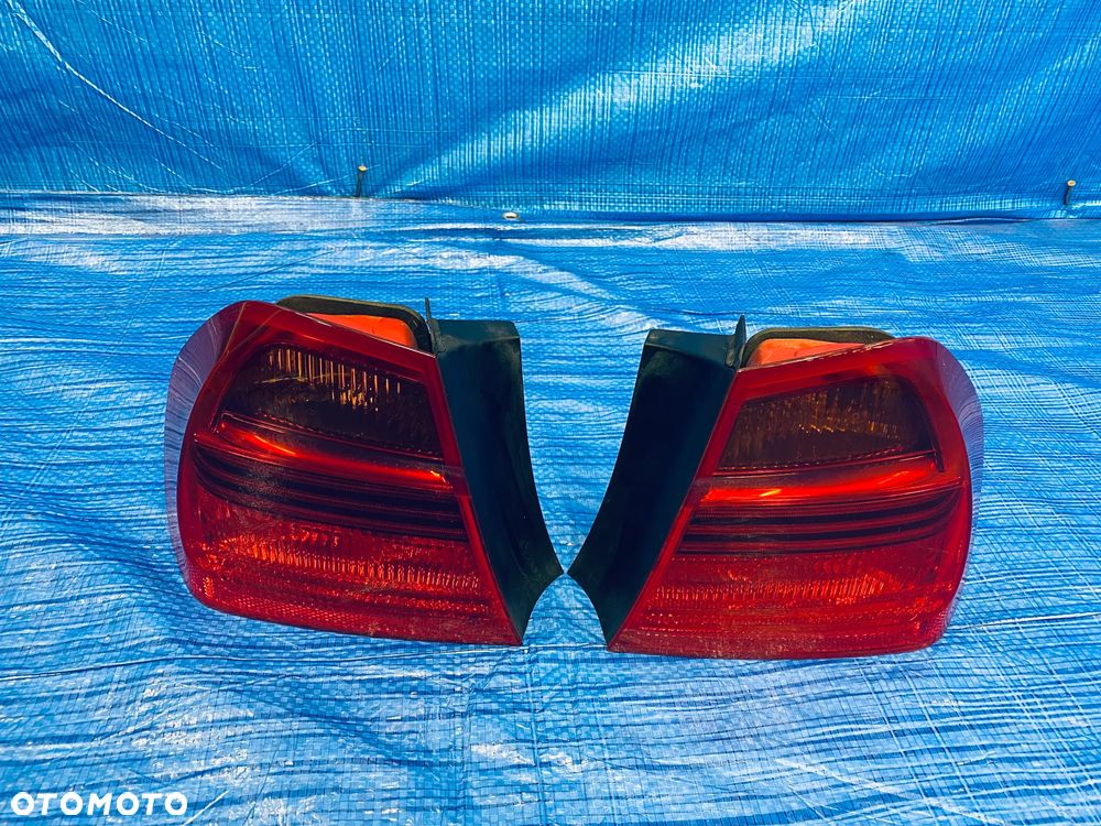 LAMPY LAMPA W BŁOTNIK LEWA PRAWA TYLNA LEWY PRAWY TYŁ BMW E90 SEDAN 07R ; 6937457 ; 6937458 EUROPA ORYGINAŁ - 1